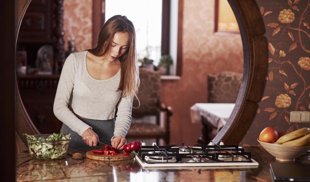 Kucharz przy kuchence